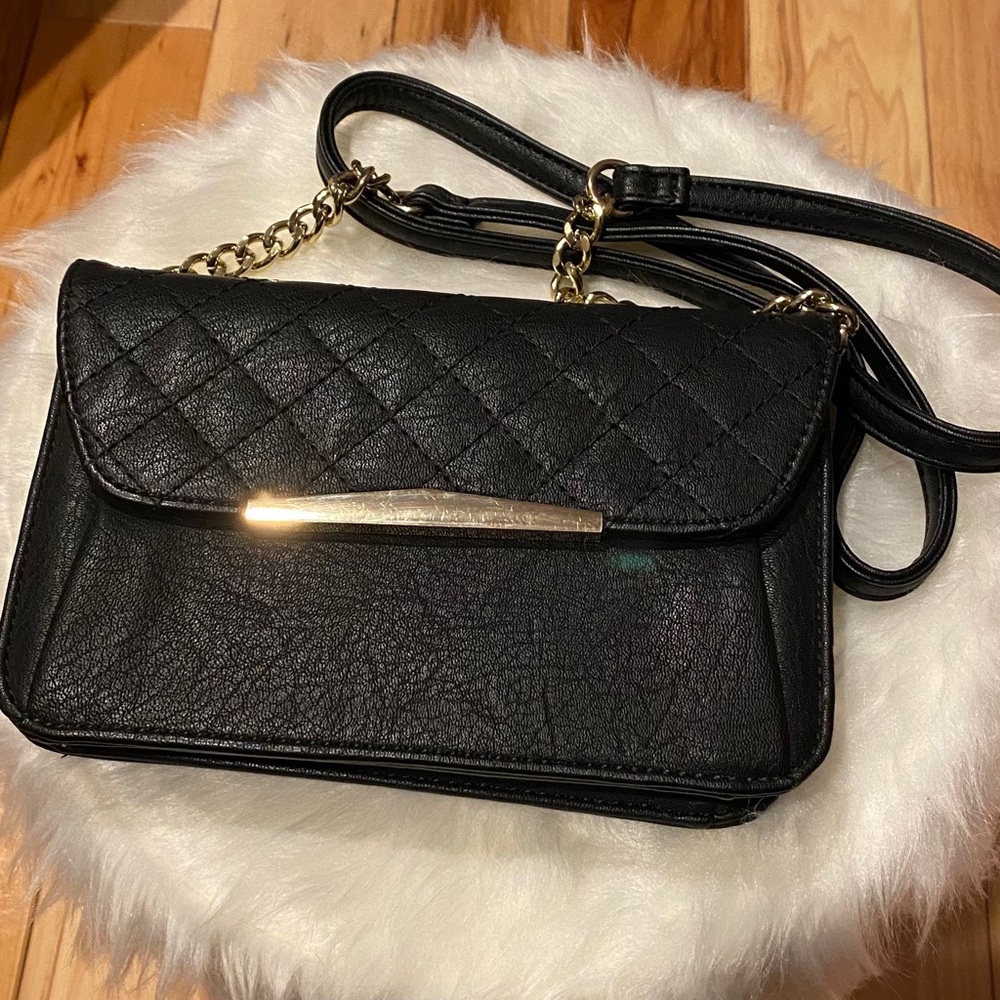 Black and gold basic bag